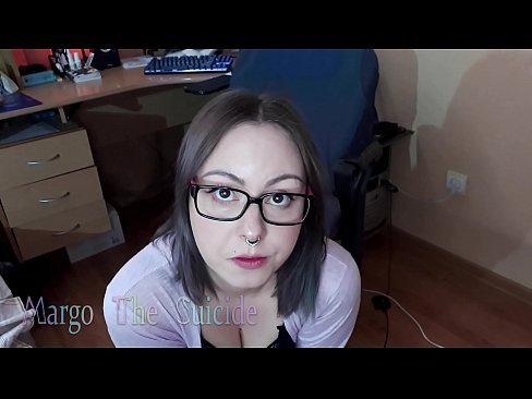 ❤️ 眼鏡をかけたセクシーな少女がカメラに向かってディルドを深くしゃぶる ️ ロシアポルノ ❌️❤